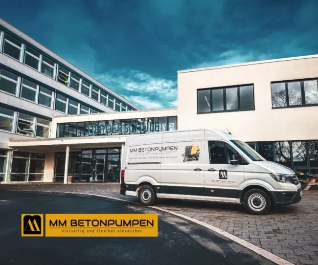 MM Betonpumpen im Einsatz in Kassel Herda Schule mit der Betonpumpe , Anhänger Betonpumpe mieten