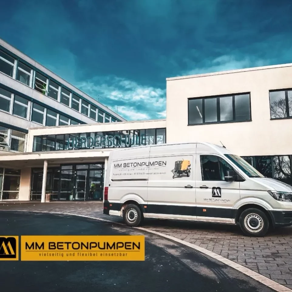 MM Betonpumpen im Einsatz in Kassel Herda Schule mit der Betonpumpe , Anhänger Betonpumpe mieten