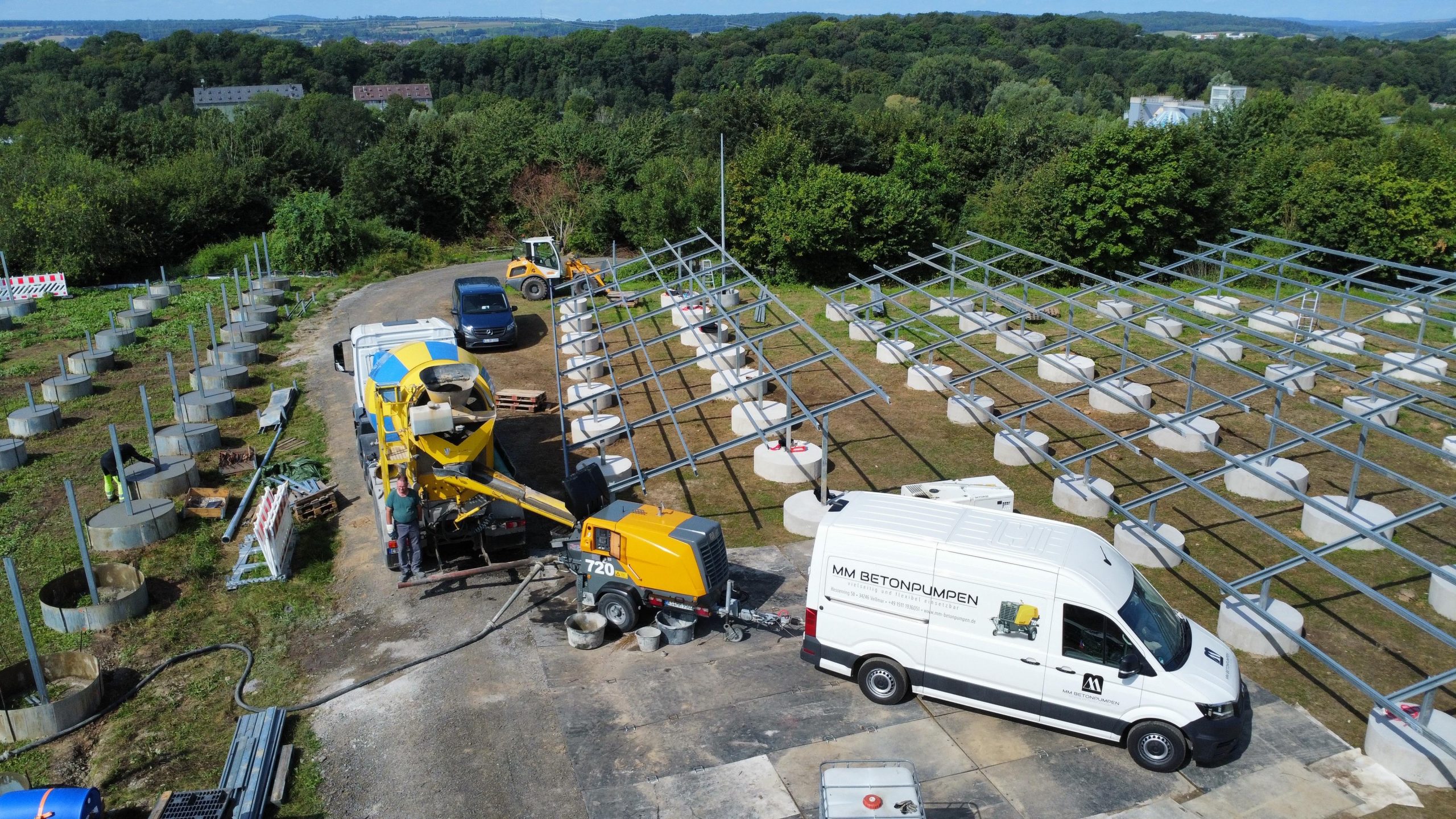 MM Betonpumpen firmen Fahrzeug mit der Betonpumpe auf der Solarbaustelle